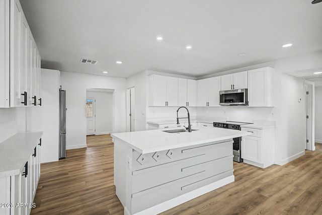 1004 W MANHATTON Drive, Tempe, AZ 85282