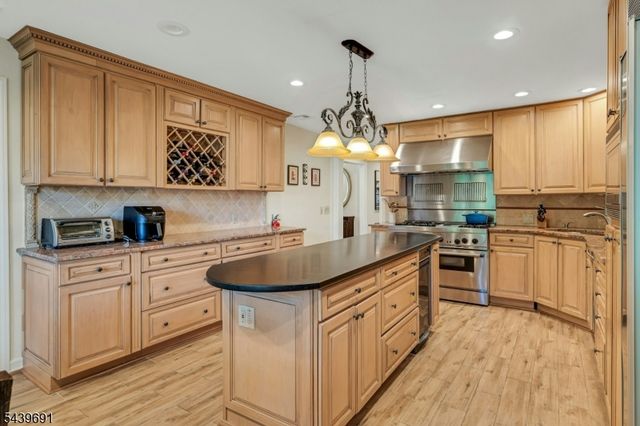 27 Hamilton Dr West, North Caldwell Boro, NJ 07006