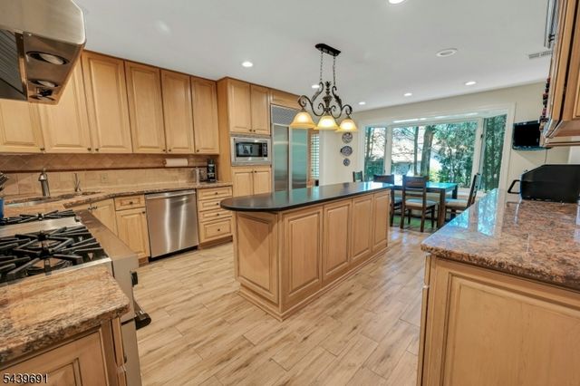 27 Hamilton Dr West, North Caldwell Boro, NJ 07006