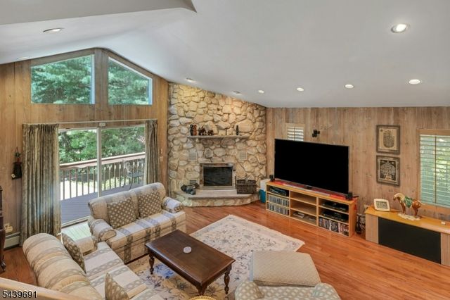 27 Hamilton Dr West, North Caldwell Boro, NJ 07006