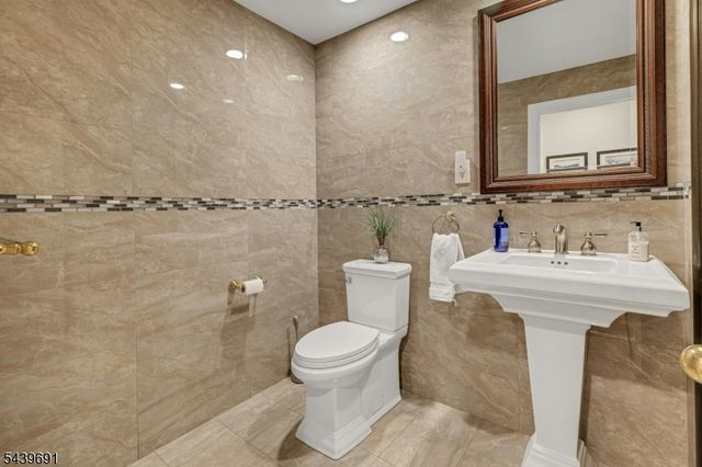 27 Hamilton Dr West, North Caldwell Boro, NJ 07006