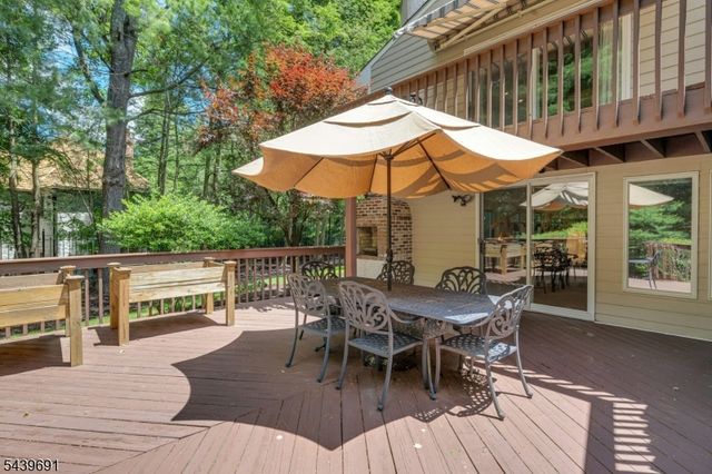27 Hamilton Dr West, North Caldwell Boro, NJ 07006