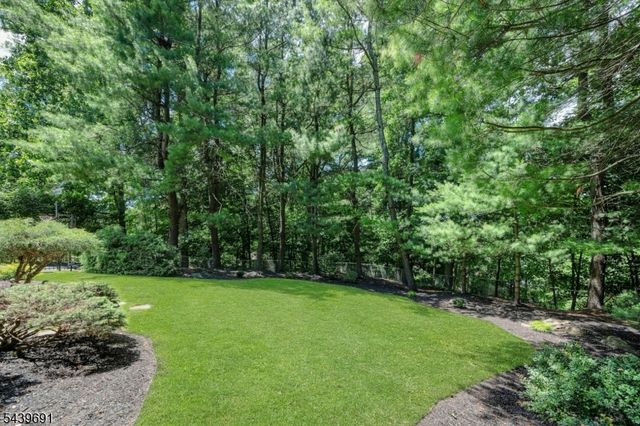 27 Hamilton Dr West, North Caldwell Boro, NJ 07006