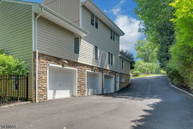 27 Hamilton Dr West, North Caldwell Boro, NJ 07006