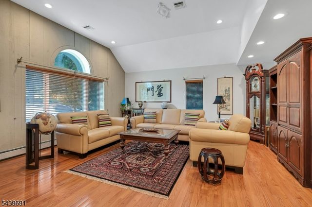 27 Hamilton Dr West, North Caldwell Boro, NJ 07006
