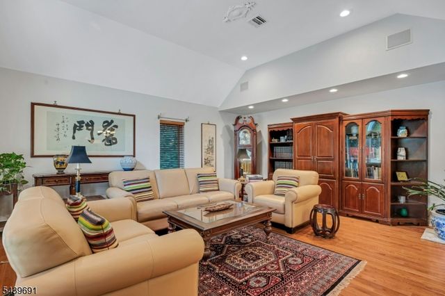 27 Hamilton Dr West, North Caldwell Boro, NJ 07006