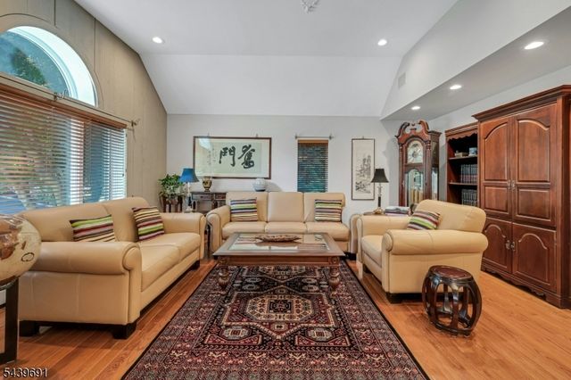27 Hamilton Dr West, North Caldwell Boro, NJ 07006