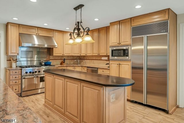 27 Hamilton Dr West, North Caldwell Boro, NJ 07006