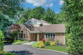 27 Hamilton Dr West, North Caldwell Boro, NJ 07006