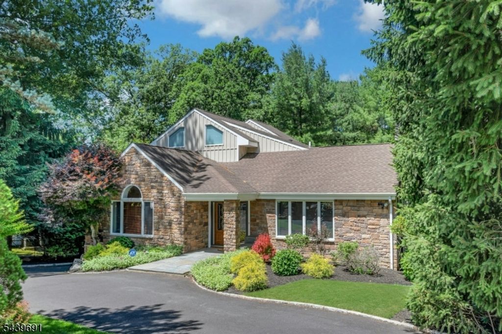 27 Hamilton Dr West, North Caldwell Boro, NJ 07006