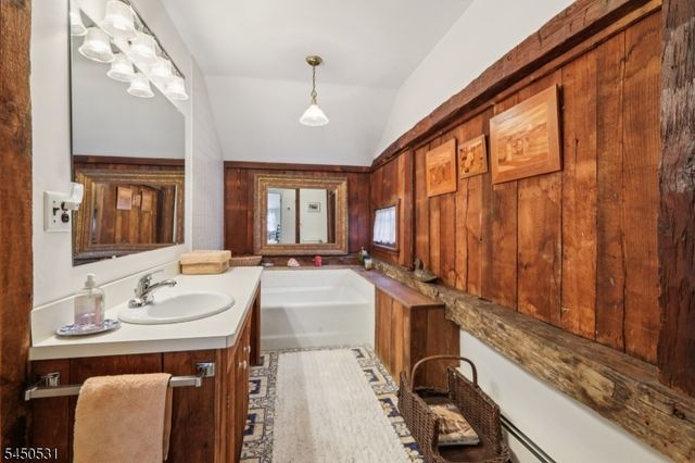 164 E Saddle River Rd, Saddle River Boro, NJ 07458