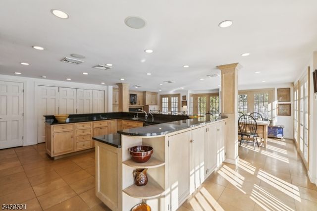164 E Saddle River Rd, Saddle River Boro, NJ 07458