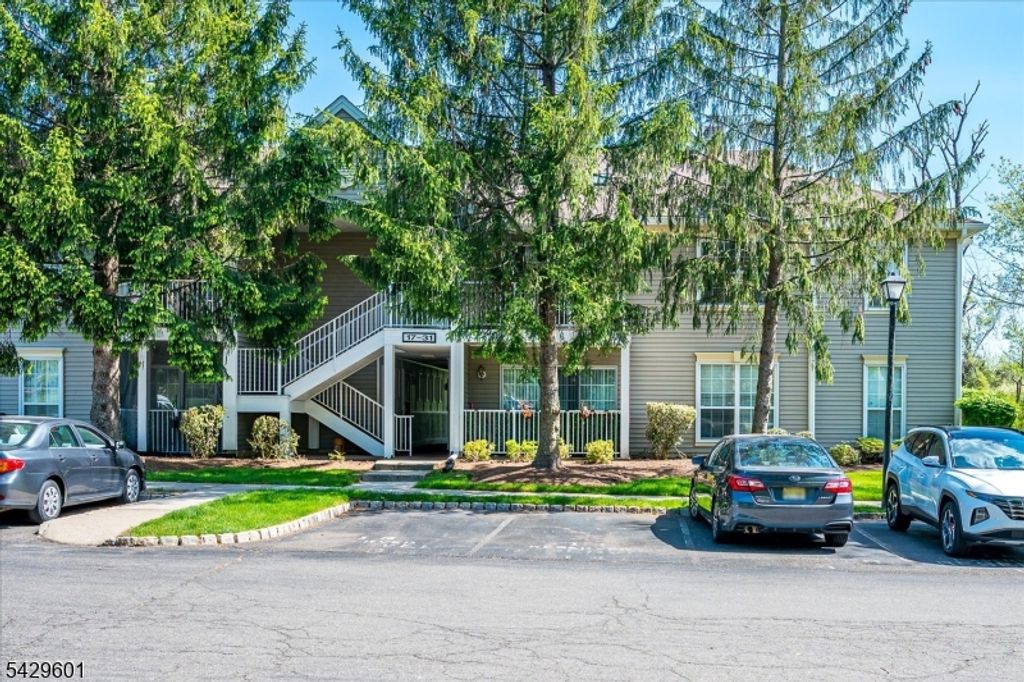 31 Rachel Ct, Franklin Twp., NJ 08823