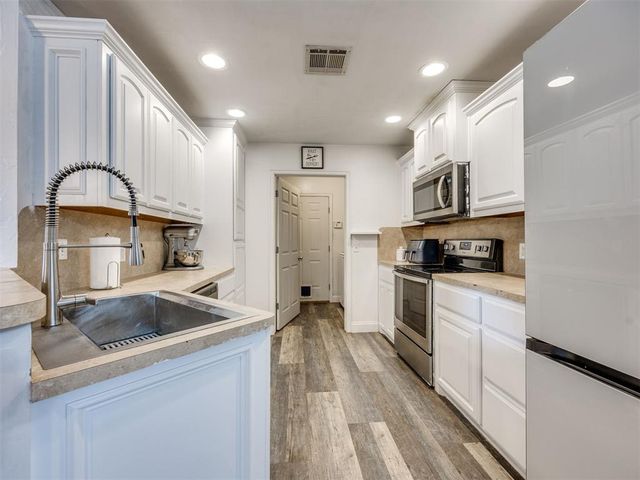 720 NW 8th Street, Moore, OK 73160