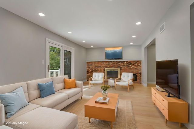 713 Dawes Street, Libertyville, IL 60048