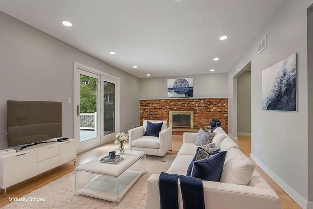 713 Dawes Street, Libertyville, IL 60048