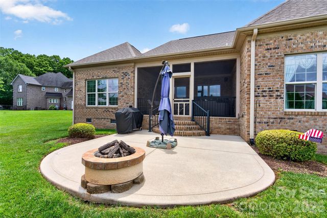 2330 Shiny Leaf Drive, Denver, NC 28037