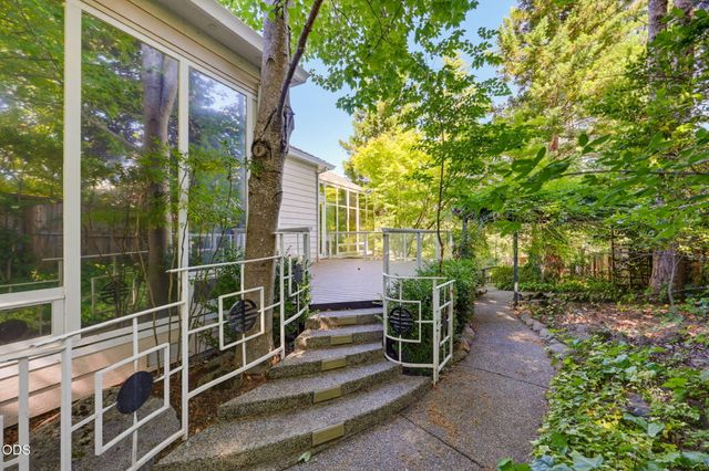 1119 NW Morgan Lane, Grants Pass, OR 97526