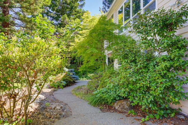 1119 NW Morgan Lane, Grants Pass, OR 97526