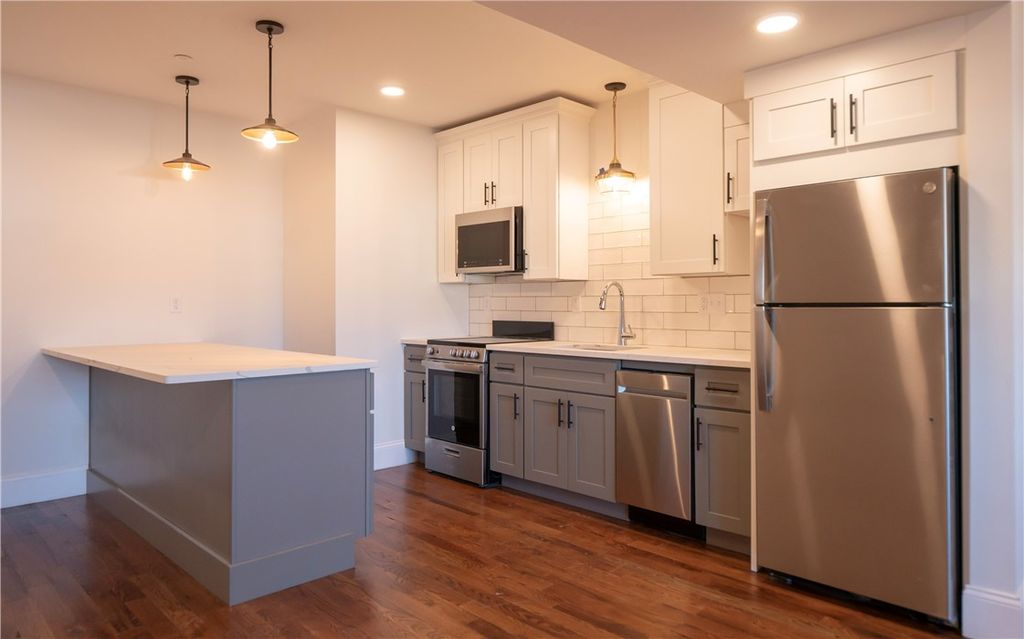 15 Cranston Avenue 18, Newport, RI 02840