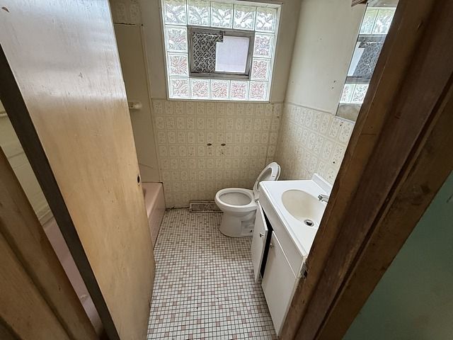 8401 S Marquette Avenue, Chicago, IL 60617