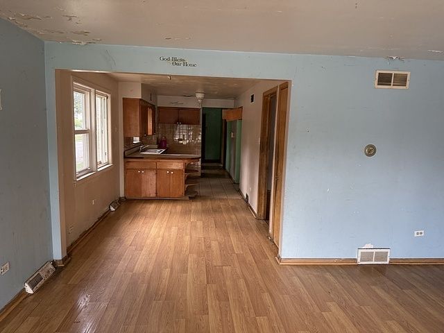 8401 S Marquette Avenue, Chicago, IL 60617