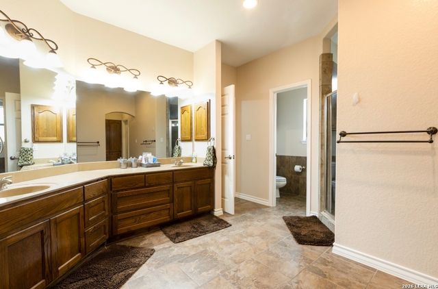 518 Jack Nickolaus, Devine, TX 78016