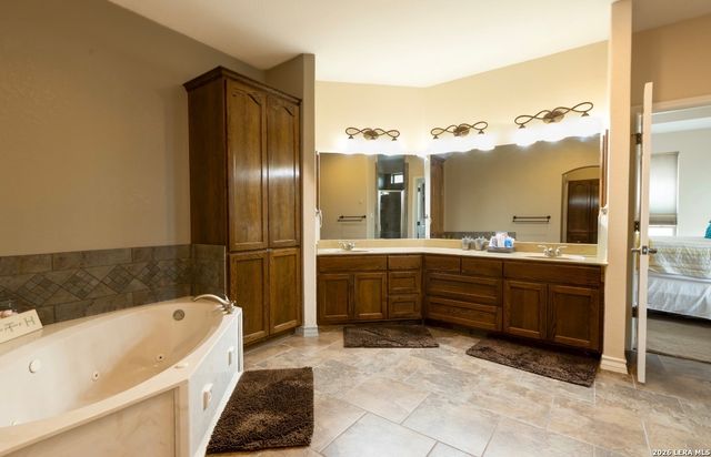 518 Jack Nickolaus, Devine, TX 78016