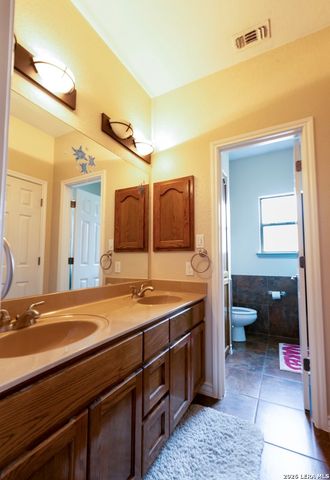 518 Jack Nickolaus, Devine, TX 78016