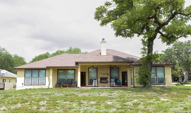 518 Jack Nickolaus, Devine, TX 78016