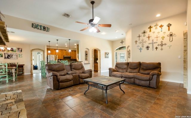 518 Jack Nickolaus, Devine, TX 78016