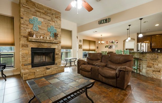 518 Jack Nickolaus, Devine, TX 78016