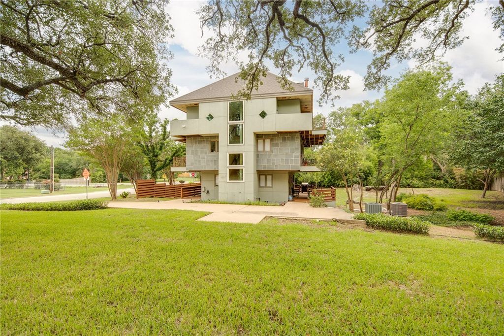 1015 East 24th Street, Bryan, TX 77803