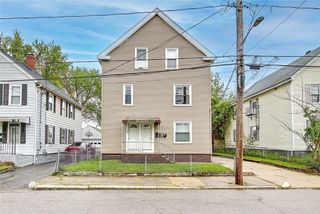 139 Hunts Avenue 1st, Pawtucket, RI 02861