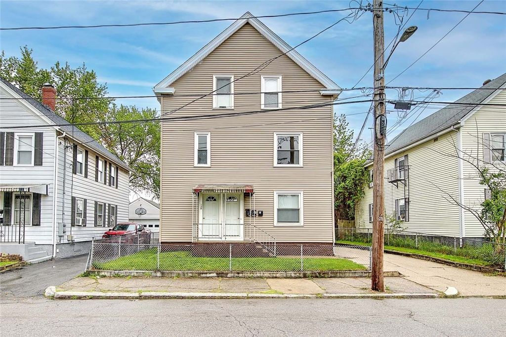 139 Hunts Avenue 1st, Pawtucket, RI 02861