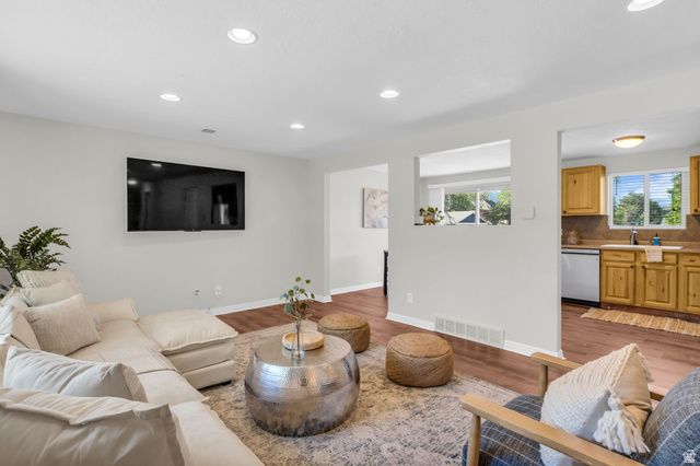 1124 E WEBSTER DR, Sandy, UT 84094