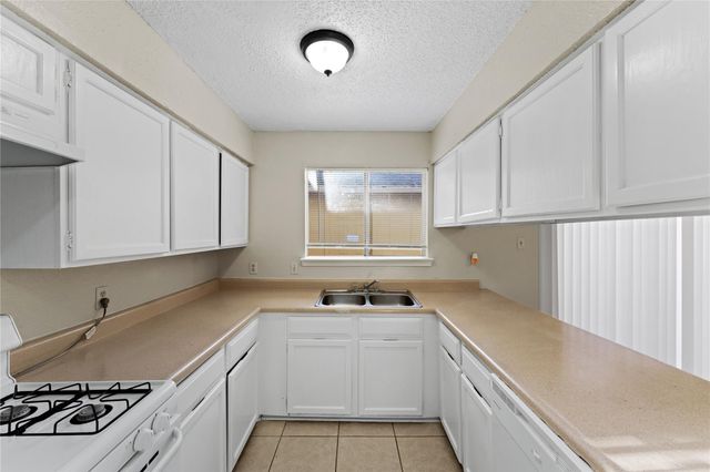 5810 Twisted Pine Court E, Houston, TX 77039