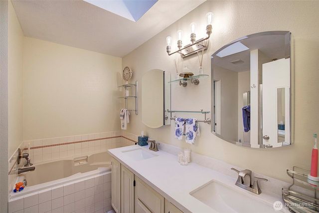 929 224th Avenue NE, Sammamish, WA 98074