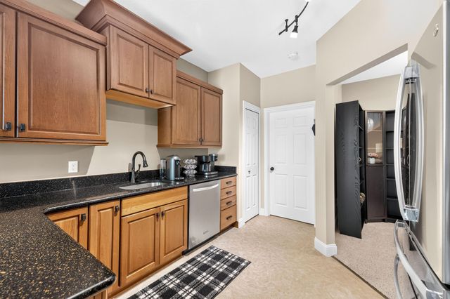 5488 Elmhurst Drive 21, Trenton, MI 48183