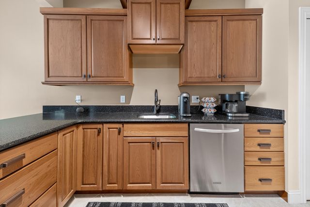 5488 Elmhurst Drive 21, Trenton, MI 48183