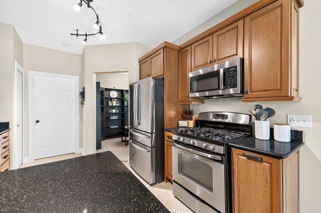 5488 Elmhurst Drive 21, Trenton, MI 48183