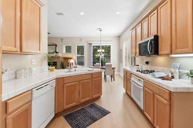 12032 Gold Pointe Ln, Gold River, CA 95670