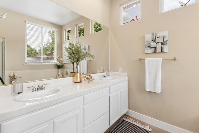 12032 Gold Pointe Ln, Gold River, CA 95670