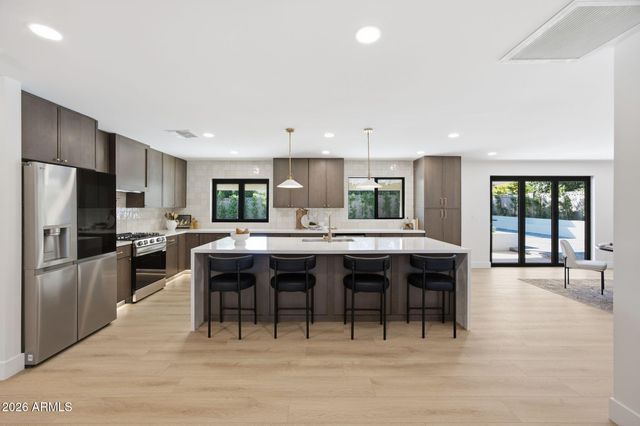 2431 E DESERT COVE Avenue, Phoenix, AZ 85028