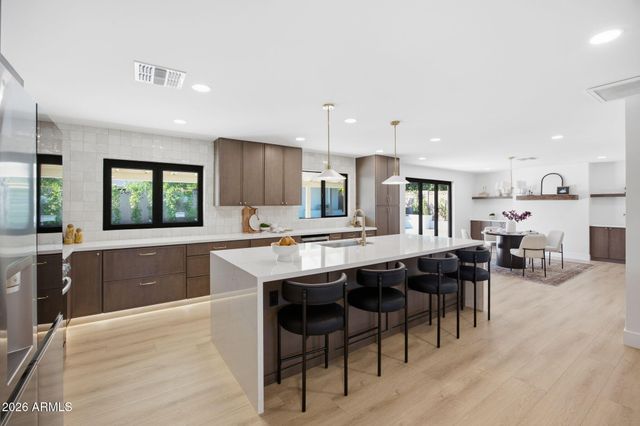 2431 E DESERT COVE Avenue, Phoenix, AZ 85028