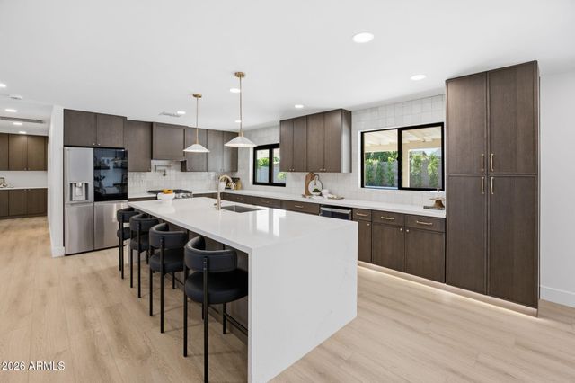 2431 E DESERT COVE Avenue, Phoenix, AZ 85028