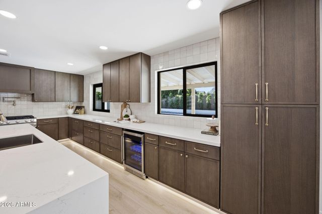 2431 E DESERT COVE Avenue, Phoenix, AZ 85028