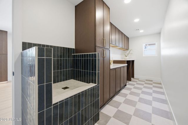 2431 E DESERT COVE Avenue, Phoenix, AZ 85028