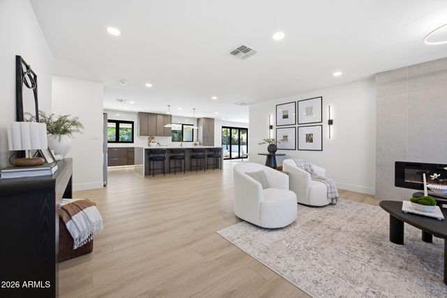 2431 E DESERT COVE Avenue, Phoenix, AZ 85028