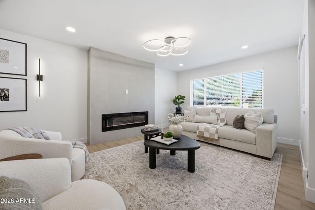 2431 E DESERT COVE Avenue, Phoenix, AZ 85028